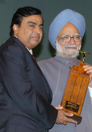 Mukesh Ambani recibe un premio del primer ministro Singh en 2006.