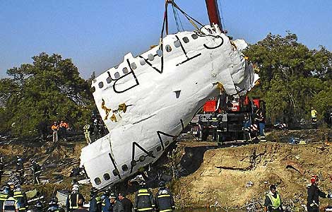 Restos del fuselaje del avión de Spanair que se estrelló en Barajas hace un año. | Ap