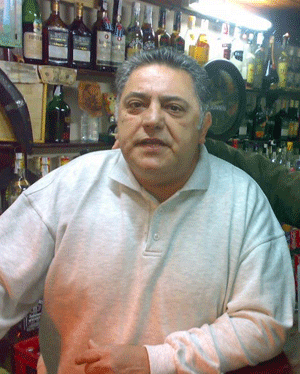 Fernando, dueo de un bar en plaza Mitjana. | elmundo.es