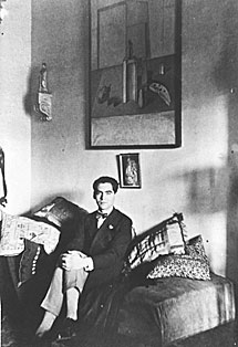 En su casa en 1925, bajo un cuadro de Dal.