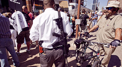 Un hombre armado en seal de protesta contra Obama en Phoenix. | AP