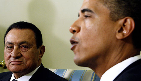 Mubarak observa a Obama durante la entrevista entre ambos. | Reuters