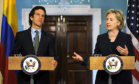 Jaime Bermdez, titular de Exteriores colombiano, y Hillary Clinton. | AFP