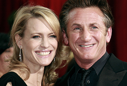 Sean Penn y Robin Wright durante la gala de los Oscar 2009. | Reuters