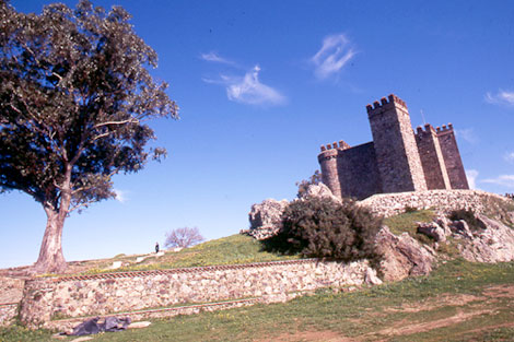 El castillo de Cortegana, visto desde la ladera por la que se accede a l.