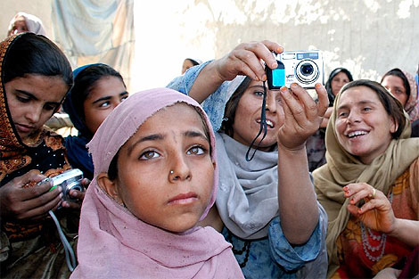 Mujeres afganas con las cmaras prestadas por ACBAR y Oxfam.