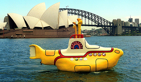 Foto de archivo del legendario 'submarino amarillo' de los Beatles. | Ap