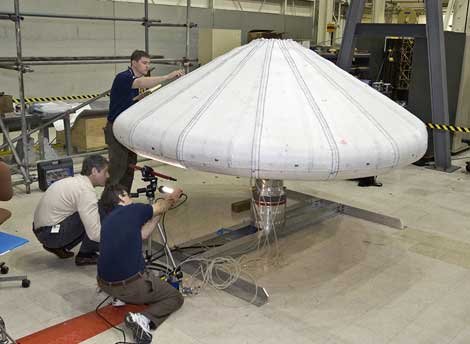 Ingenieros de la NASA revisan el vehculo en el laboratorio. | NASA.