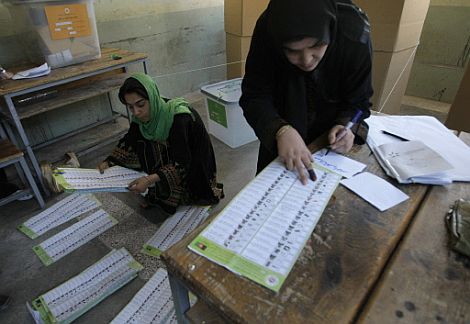 Mujeres recuentan votos en un centro electoral. | Afp
