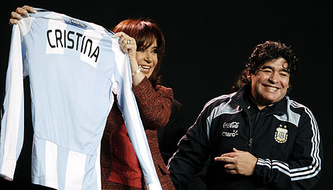 Cristina Kirchner, con una camiseta de la albiceleste junto a Maradona. | EFE
