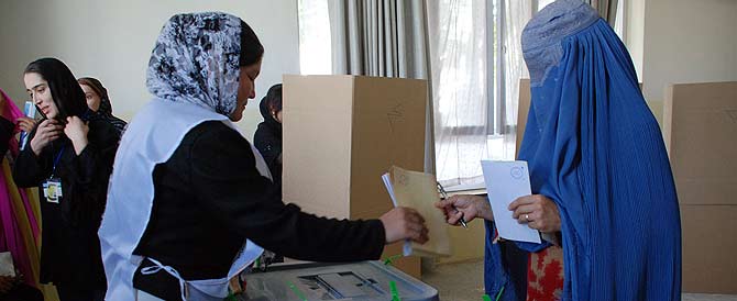 Una mujer vota en un colegio electoral en Kabul. | Mnica Bernab