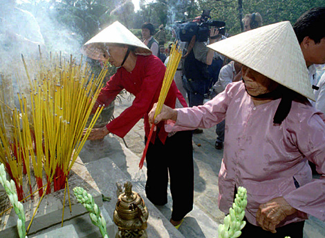 Mujeres vietnamitas en un aniversario de la masacre de My Lai. (Foto: S. Lalit | AP)