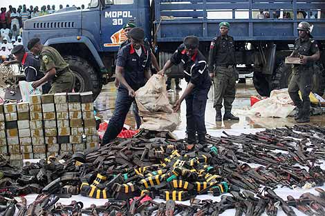 La polica expone parte de las armas y municiones entregadas. | AP