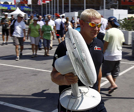 Un aficionado a la Fórmula 1 carga con un ventilador en Valencia. | Vicent Bosch