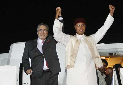 Al Megrahi y el hijo de Gadafi, Seif Al-Islam, a su llegada al aeropuerto de Trpoli. | AP