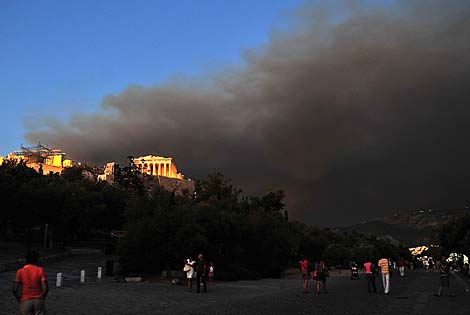 El humo se cierne sobre la Acrpolis de Atenas. | AFP
