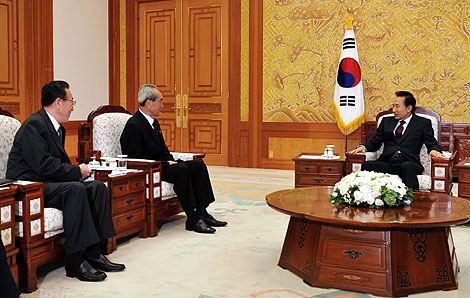 Lee Myung-bak, presidente surcoreano (d), junto a representantes del Norte. | AP