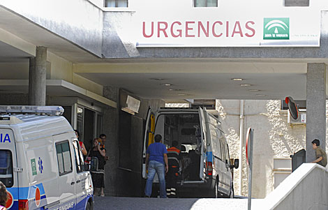 Puerta de Urgencias del hospital de San Cecilio granadino donde ha fallecido la joven. | Efe