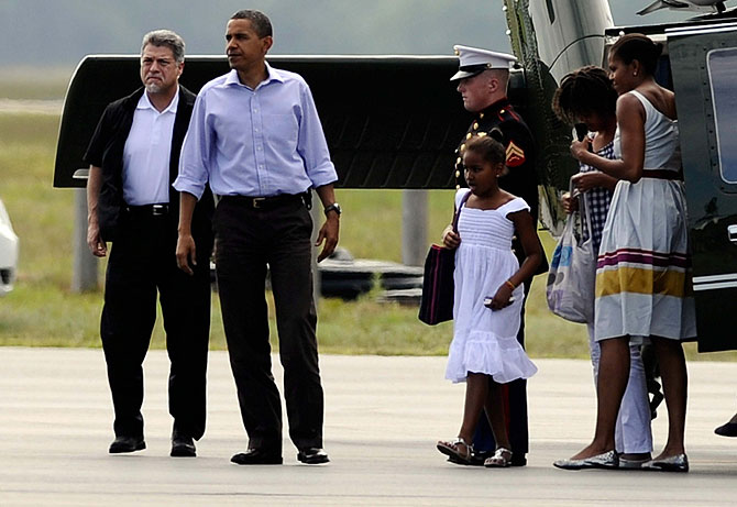 Barack Obama, junto a su esposa e hijas, a su llegada en helicptero a la isla de Martha's Vineyard. | EFE