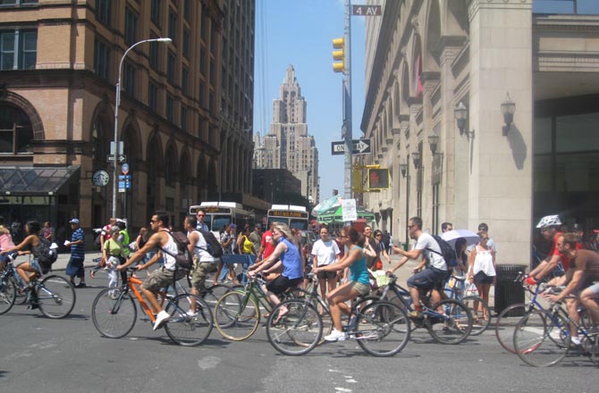 Miles de ciclistas celebran en el 'Summer Streets' en la Cuarta Avenida y la calle Ocho de Manhattan.| C. Fresneda