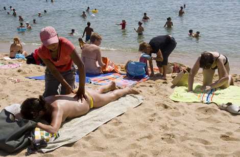 Masajes ilegales en las playas de Barcelona. | Santi Cogolludo
