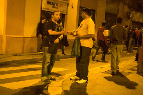 Venta de latas en el centro de Barcelona. | Christian Maury