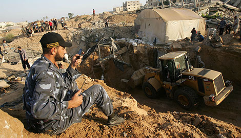 Un soldado de Hamas utilizando el mvil en la franja de Gaza. | AP