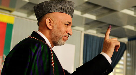 Hamid Karzai, tras votar en las elecciones del 20 de agosto. | AFP