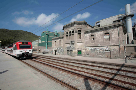 Un tren pasa junto a la estacin de Vallcarca. | Rudy