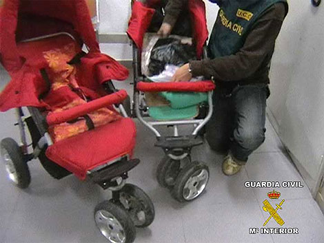 Dos de los carritos de bebs utilizados por la banda de narcotraficantes. | Guardia Civil