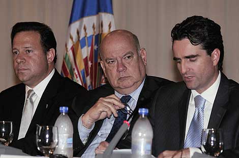 El secretario de la OEA, Jos Miguel Insulza, entre el canciller de Costa Rica, Bruno Stagno (d), y su homlogo de Panam, Juan Carlos Varela (i). | Efe