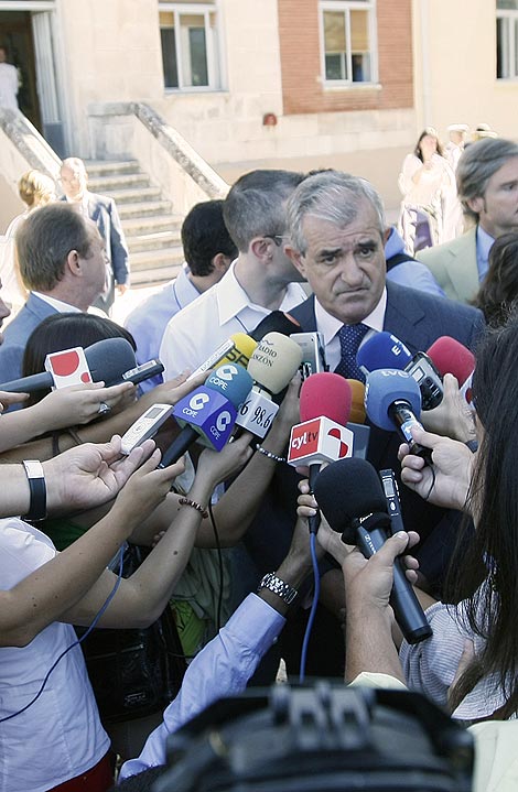El consejero lvarez Guisasola ante los medios de comunicacin. | R. Ochoa