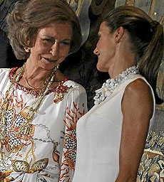 La Reina y Doa Letizia cuchichean y atraen los flashes de los fotgrafos.