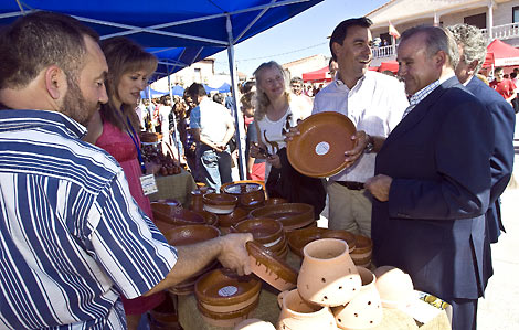 El presidente de la Diputacin de Zamora, Fernando Martnez Maillo, inaugura la I Feria de Alfarera de Pereruela Alfareruela 2009 junto al alcalde de la localidad, Agustn Lagarejos. | Ical