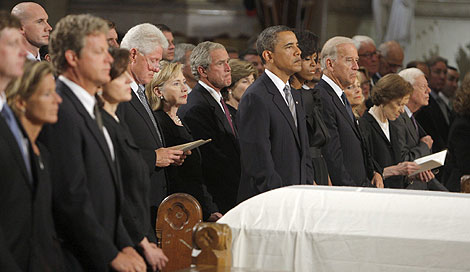 Los Clinton, los Bush, los Obama y Biden, en la misa fúnebre. | Efe