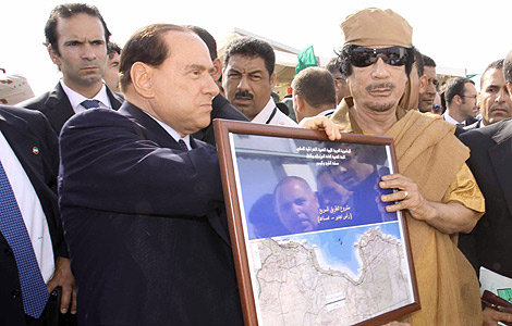 Gadafi junto a Berlusconi, uno de los primeros en llegar a Tripoli. | EFE