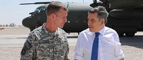 El general McChrystal con el primer ministro britnico, Gordon Brown, el sbado en Afganistn. | AP