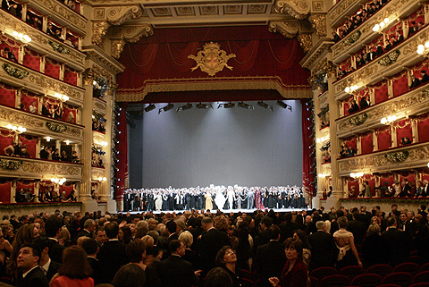 El interior del mtico Teatro de la Scala de Miln, durante una representacin en 2004. | Ap