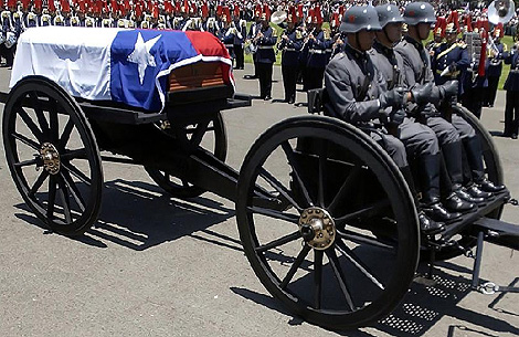 Militares chilenos transportan el féretro de Augusto Pinochet en su entierro. | Efe