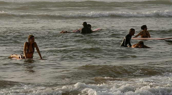 Los expedicionarios practican surf en la playa de Sidi-Ifni. | J. L. Cuesta