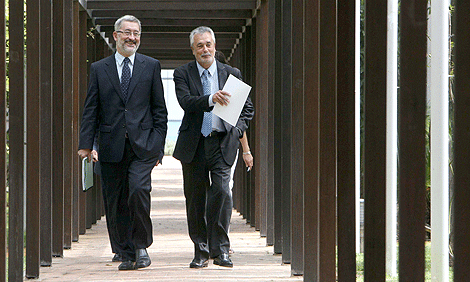 José Antonio Griñán, con el consejero andaluz de Presidencia. | Carlos Márquez