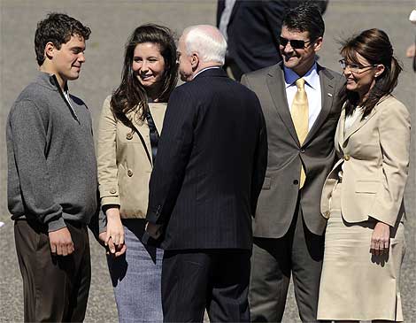 El novio de la hija de Sarah Palin, Levi Johnston, saluda a John McCain. | AP