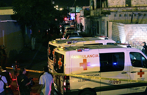 Ambulancias de la Cruz Roja rodean el centro tras la masacre. | Efe