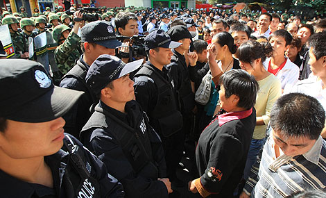 Manifestantes de la etnia han, frente a la polica en Urumqi. | AFP