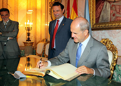 Manuel Chaves firma en el libro de honor del Ayuntamiento de Segovia. | Rosa Blanco