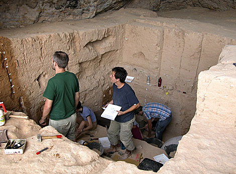 Los palentlogos trabajando en la cueva granadina de Solana de Zamborino. | EM