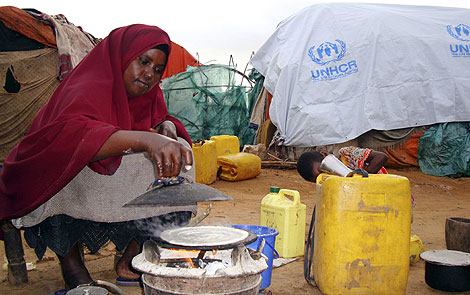 Nios somales reciben alimentos en un campo de refugiados. | Afp