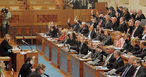 Senadores checos votan al Tratado de Lisboa en Praga. | El Mundo