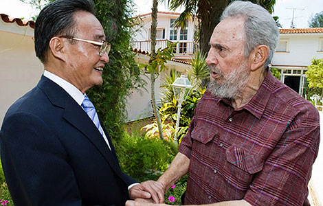 Fidel Castro saluda a Wu Bangguo. | Efe