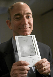 Jeff Bezos, con el Kindle. | EL MUNDO